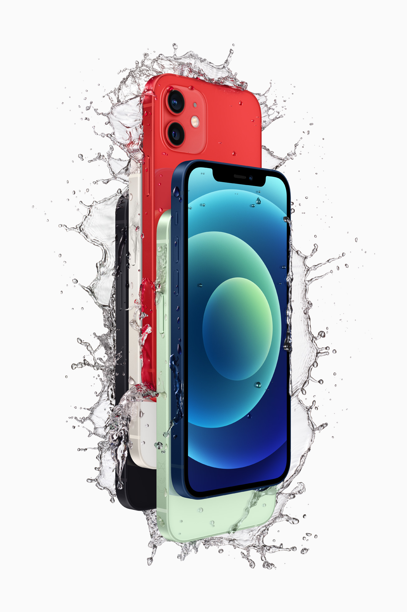 5 iPhone 12 de couleurs différentes avec des éclaboussures d'eau