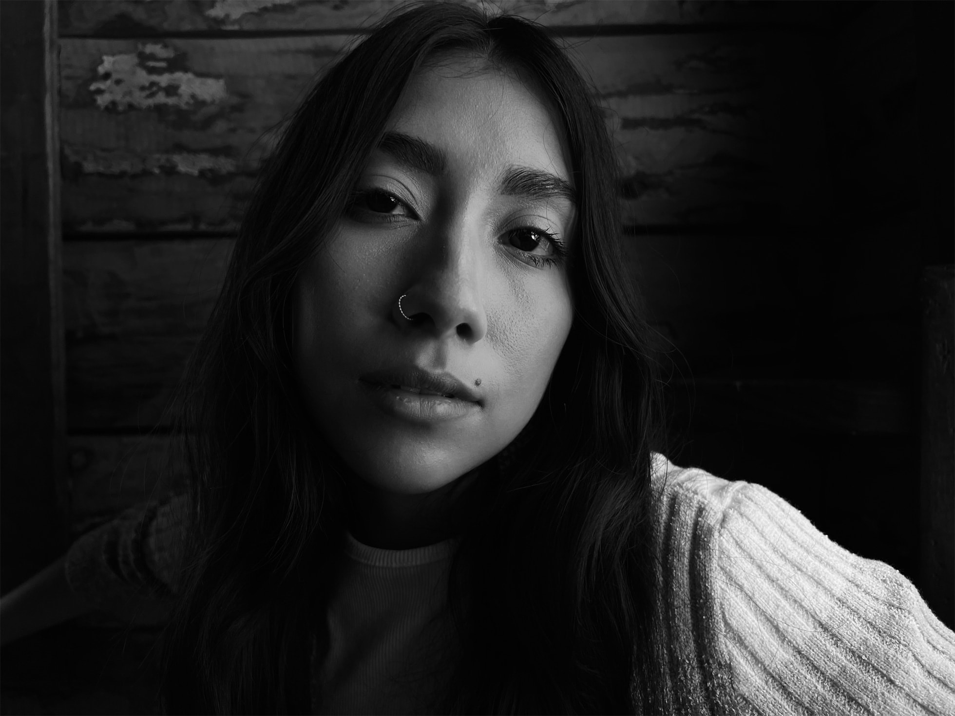 Photo portrait en noir et blanc d'une jeune femme regardant l'objectif