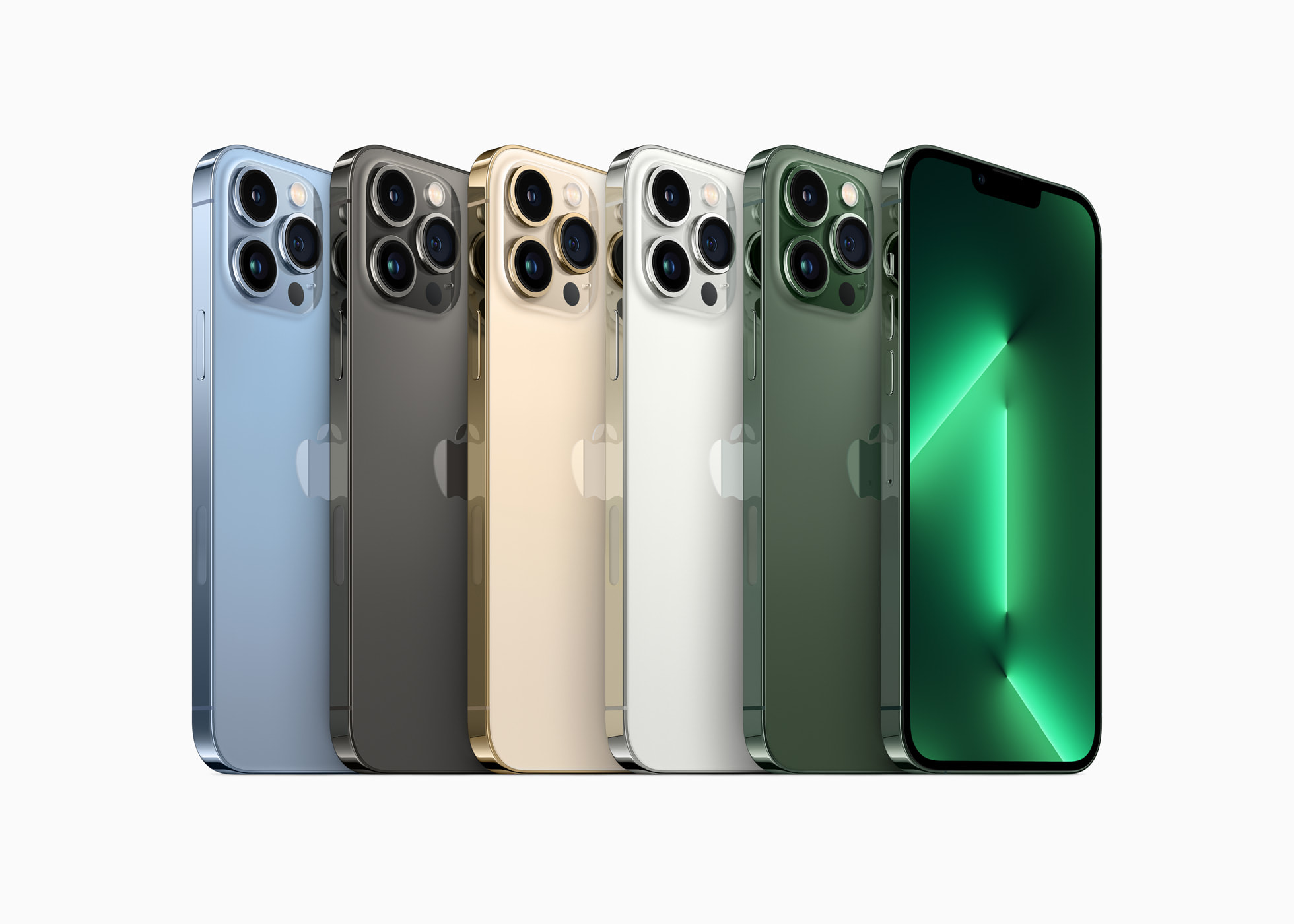 Les 5 iPhones 13 Pro Max de couleurs différentes côtes à côtes, debout inclinés face à nous