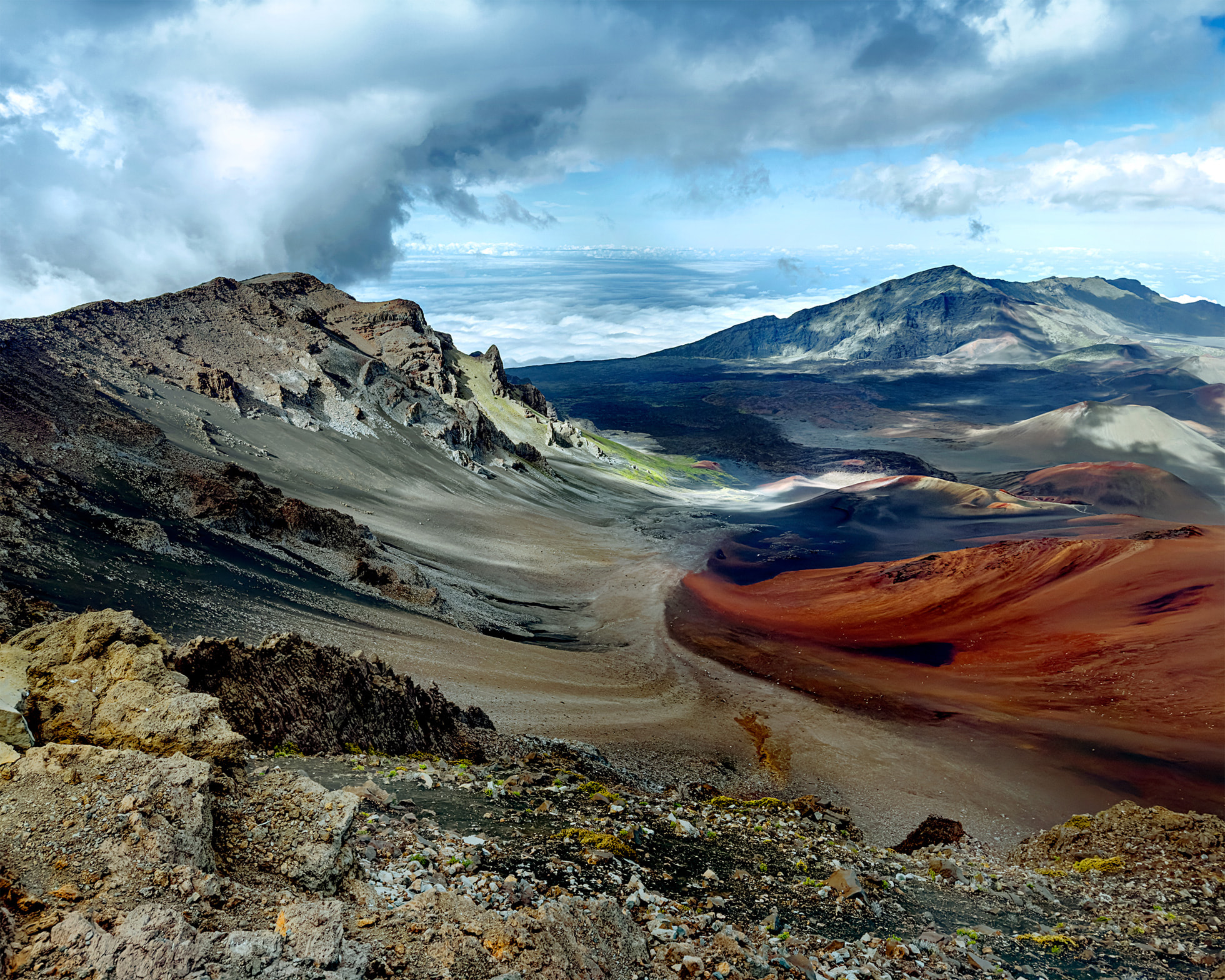 Photo d'un paysage désolé de chaîne de montagne avec un coin de terre rouge et un coin de neige sur les sommets