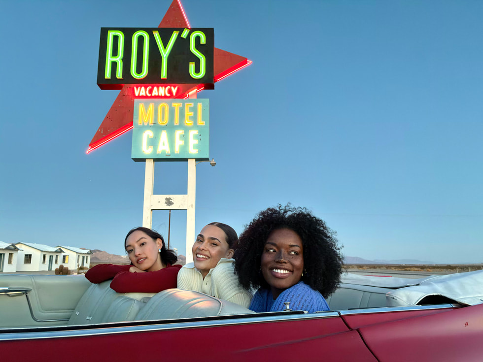 Groupe de femmes dans une voiture sous un panneau "Boys" à l'américaine