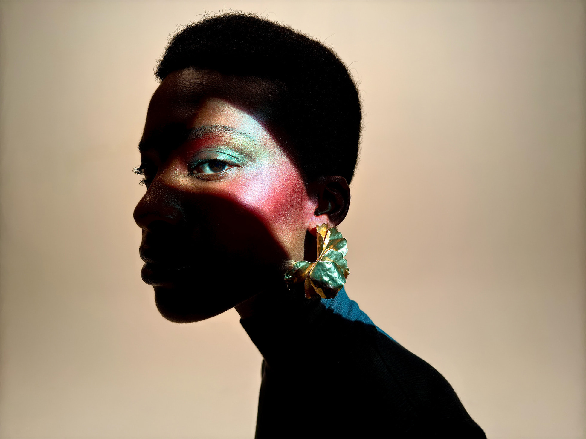 Portrait d'une femme avec les cheveux courts de profils, un rayon de lumière éclairant son œil gauche