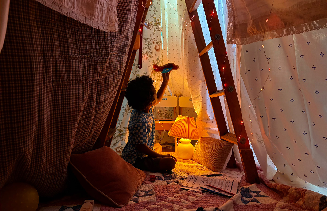 Photo mode nuit enfant dans une cabane en draps