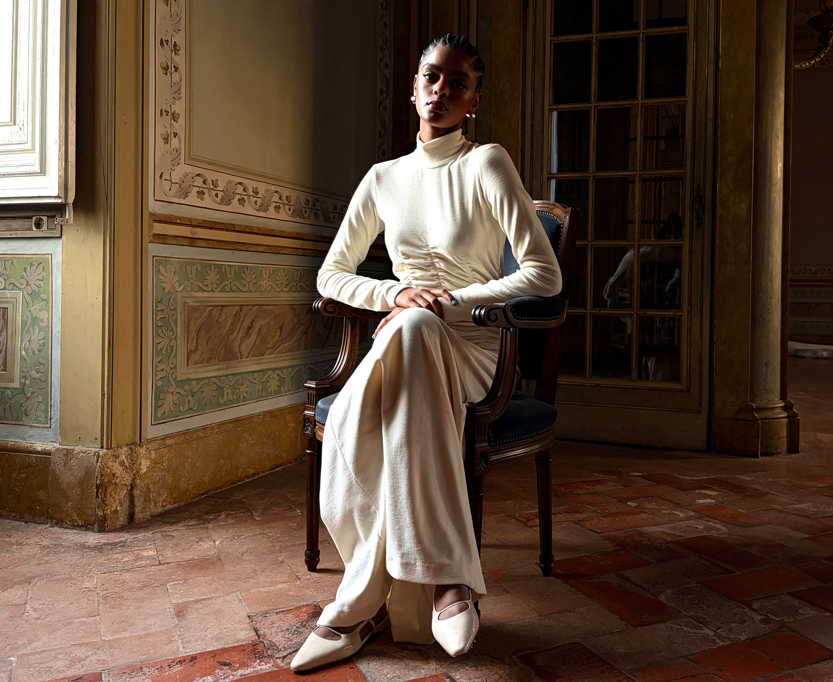 photo femme assise ur une chaise en robe blanche