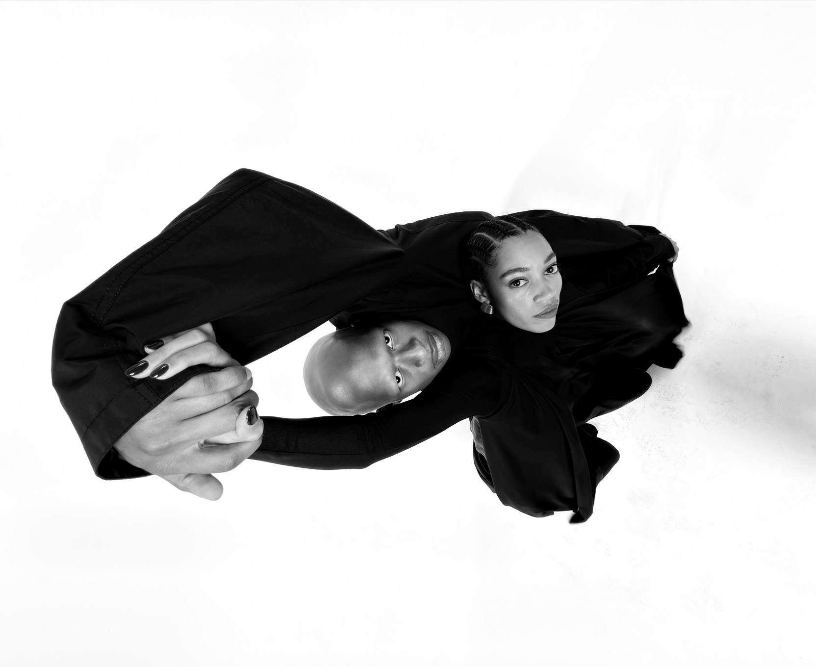 Photo noir et blanc un homme et une femme en costume prise à l'iPhone 17 Pro/Pro Max