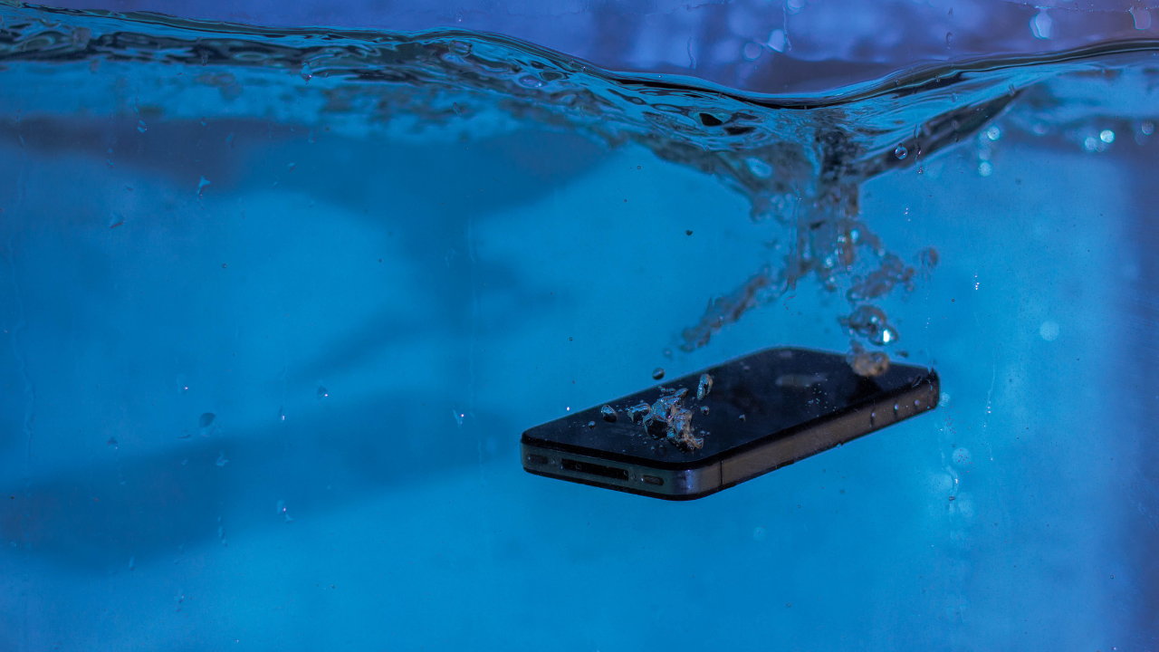 Smartphone tombé dans l’eau : que faire et les erreurs à éviter